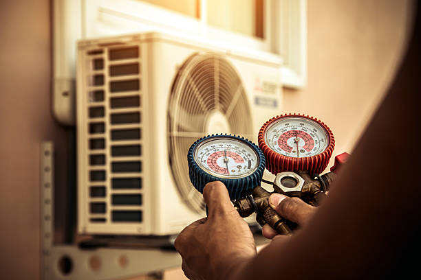 Professional Ac Installation technician working in Wayland, IA